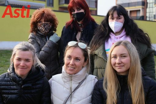 Le tre atlete ritratte durante la cerimonia di inaugurazione della panchina Le tre atlete ritratte durante la cerimonia di inaugurazione della panchina