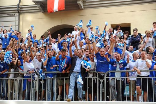 Foto d'archivio per i "tanarini", qui ritratti con l'allora rettore Maurizio Rasero Foto d'archivio per i "tanarini", qui ritratti con l'allora rettore Maurizio Rasero