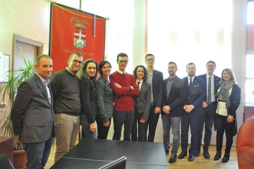 Foto d'archivio del Consiglio provinciale con, al centro, il presidente Lanfranco