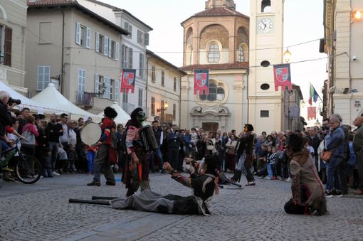 A San Damiano successo di &quot;Sipario. #arvedsEstate&quot;. Apprezzatissimo lo spettacolo itinerante &quot;Parada&quot;