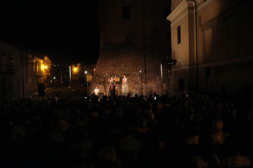 Un momento del suggestivo spettacolo Un momento del suggestivo spettacolo