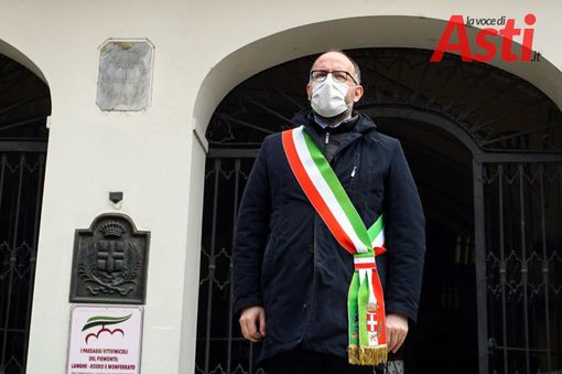 In piazza San Secondo ad Asti, il sindaco Rasero osserva un minuto di silenzio per le vittime del Covid