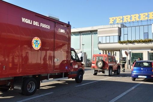 I mezzi dei Vigili del Fuoco all'ingresso dello stabilimento Ferrero di Alba I mezzi dei Vigili del Fuoco all'ingresso dello stabilimento Ferrero di Alba