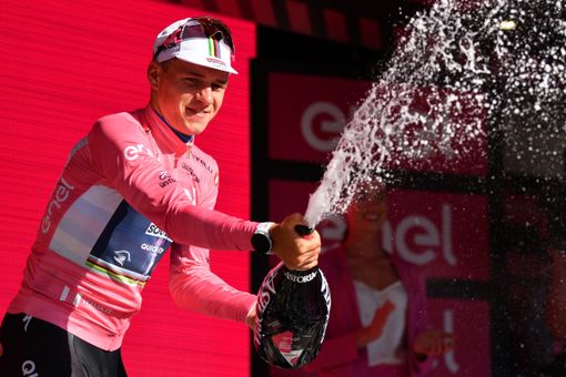 BuonGiro.  É già King Remco, incoronato prima maglia rosa: Evenepoel vola sula Costa dei Trabocchi
