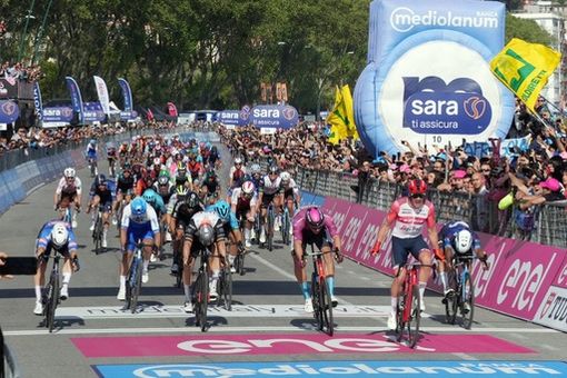 BuonGiro. Clarke e De Marchi beffati a Napoli ma sono IL ciclismo. Campo Imperatore, fateci divertire