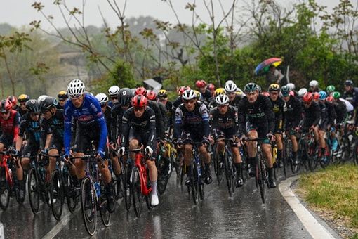 La spunta Groves a Salerno ma piovono cadute: Remco fa il bis d'asfalto