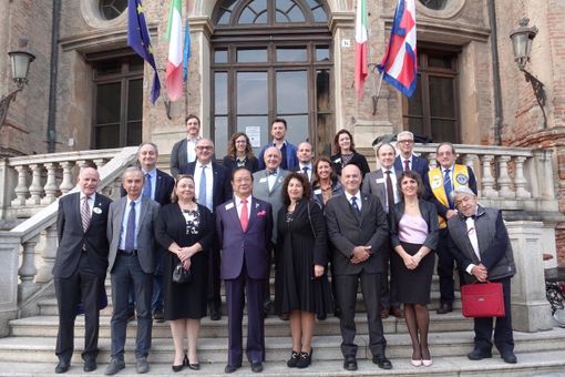 Nella foto il PIP Yamada e le autorità lionistiche del Distretto 108 Ia3, in posa con il sindaco di Bra ed i colleghi di giunta, oltre ad alcune fasi della giornata