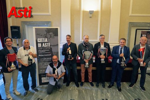 La presentazione del trofeo (Merphefoto) La presentazione del trofeo (Merphefoto)