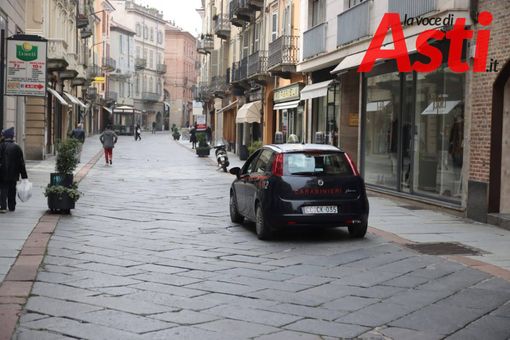 Auto dei carabinieri in corso Alfieri, Asti