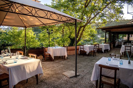 Nelle immagini l'area all'aperto del locale, alcuni dei piatti proposti dal ristorante e un bel panorama di Montabone Nelle immagini l'area all'aperto del locale, alcuni dei piatti proposti dal ristorante e un bel panorama di Montabone