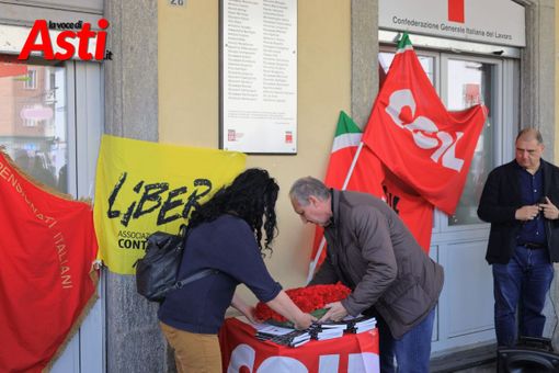Alcune immagini della deposizione avvenuta queta mattina davanti alla sede della Cgil (Merphefoto)