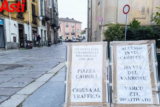 Chiusura al traffico da questa mattina, fino al 13 marzo di piazza Cairoli e via Caracciolo tra via Carducci e piazza Cairoli Chiusura al traffico da questa mattina, fino al 13 marzo di piazza Cairoli e via Caracciolo tra via Carducci e piazza Cairoli