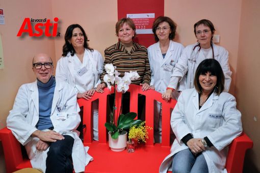 Il cuore del reparto di cardiologia del Massaia si tinge sempre più di rosso, grazie ad una panchina simbolo della lotta alla violenza contro le donne (GALLERIA FOTOGRAFICA]