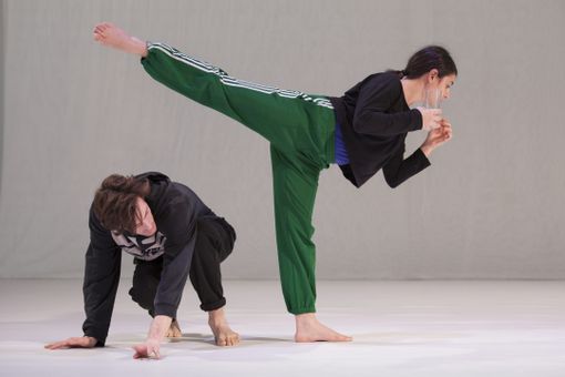 L'estetica del celebre film di Kubrick nello spettacolo di danza "Questo lavoro sull'arancia" L'estetica del celebre film di Kubrick nello spettacolo di danza "Questo lavoro sull'arancia"