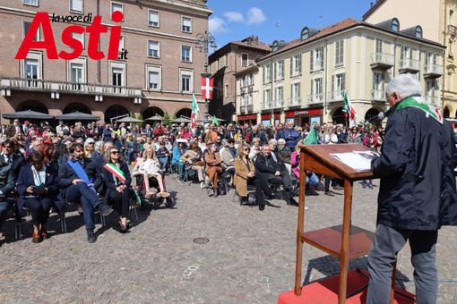 Guido Cardello, di spalle, ritratto nel corso del suo intervento in piazza San Secondo