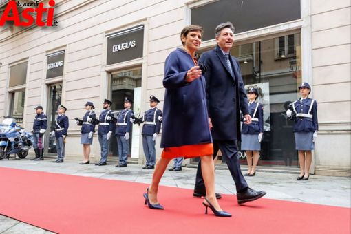 Il questore Marina Di Donato e il prefetto Claudio Ventrice ritratti mentre passano in rassegna il picchetto d'onore in occasione di una precedente festa della Polizia (ph. Merfephoto - Efrem Zanchettin)