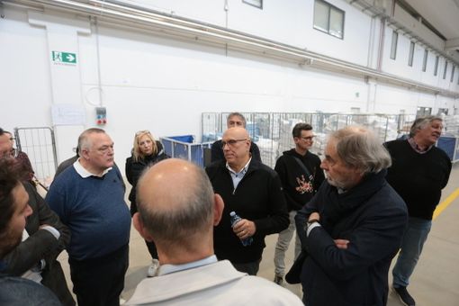 Nella lavanderia di Mappano dove l’AI viene applicata al tessile: i soci del CDO visitano l’azienda [VIDEO]