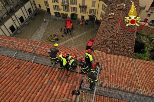 Scenari di soccorso dei vigili del fuoco all'esterno del Teatro Alfieri di Asti con venti operatori e personale del teatro [FOTO]