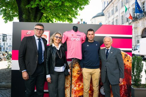 Nell'immagine, da sinistra: Paolo Bellino, Tiziana Raspini, Vincenzo Nibali e Umberto Raspini Nell'immagine, da sinistra: Paolo Bellino, Tiziana Raspini, Vincenzo Nibali e Umberto Raspini