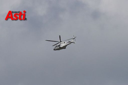 Gli elicotteri che volteggiavano oggi sopra la zona dello stadio - nelle restanti foto, le operazioni di controllo e bonifica (Merphefoto) Gli elicotteri che volteggiavano oggi sopra la zona dello stadio - nelle restanti foto, le operazioni di controllo e bonifica (Merphefoto)