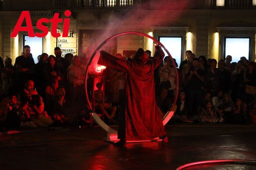 Un momento, documentato da Merfephoto, dell'evento di apertura di AstiTeatro. A fine articolo numerose altre immagini (sempre realizzate da Merfephoto - Efrem Zanchettin) della serata d'apertura Un momento, documentato da Merfephoto, dell'evento di apertura di AstiTeatro. A fine articolo numerose altre immagini (sempre realizzate da Merfephoto - Efrem Zanchettin) della serata d'apertura