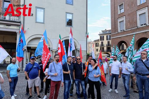 Un'immagine della manifestazione sindacale anti caporalato svoltasi ieri pomeriggio nel centro di Asti. A fine articolo ulteriori immagini della galleria fotografica a cura di Merfephoto - Efrem Zanchettin Un'immagine della manifestazione sindacale anti caporalato svoltasi ieri pomeriggio nel centro di Asti. A fine articolo ulteriori immagini della galleria fotografica a cura di Merfephoto - Efrem Zanchettin