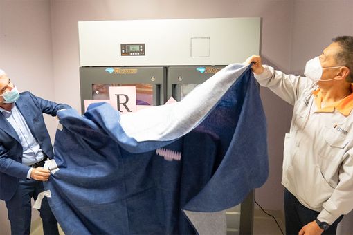 Marcello Tucci e Patrick Wang ritratti mentre scoprono il nuovo frigo-emoteca