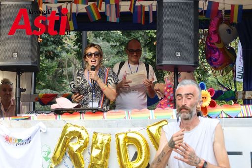 Vittoria Briccarello e Patrizio Onori ritratti (ph. Merfephoto - Efrem Zanchettin) durante gli interventi finali del Pride 2024