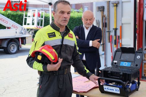 Luciano Bandoli con il presidente della Fondazione CrAsti durante una donazione Luciano Bandoli con il presidente della Fondazione CrAsti durante una donazione