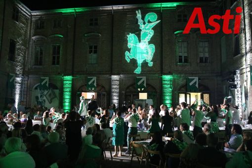 Una cena delle scorse edizioni del Palio (Merphefoto) Una cena delle scorse edizioni del Palio (Merphefoto)