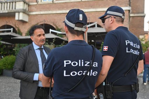 L'assessore Luigi Giacomini con la polizia locale L'assessore Luigi Giacomini con la polizia locale