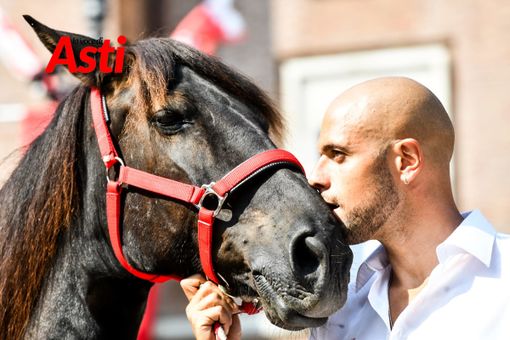 La sbandierata dell'Asta in piazza San Secondo (Fotoservizio Gauzzone, Merphefoto, Olimpi)