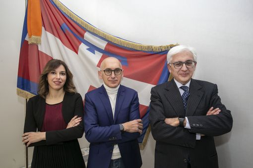 Al centro il presidente Corecom Piemonte Vincenzo Lilli, alla sua sinistra il commissario Marco Briamonte e alla sua destra la vicepresidente Alessia Caserio (immagine tratta dal sito del Consiglio Regionale del Piemonte Al centro il presidente Corecom Piemonte Vincenzo Lilli, alla sua sinistra il commissario Marco Briamonte e alla sua destra la vicepresidente Alessia Caserio (immagine tratta dal sito del Consiglio Regionale del Piemonte