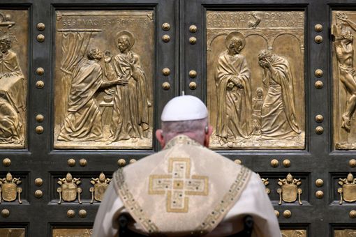 Il Papa apre la Porta Santa a San Pietro la notte di Natale - Ph @pontifex Il Papa apre la Porta Santa a San Pietro la notte di Natale - Ph @pontifex