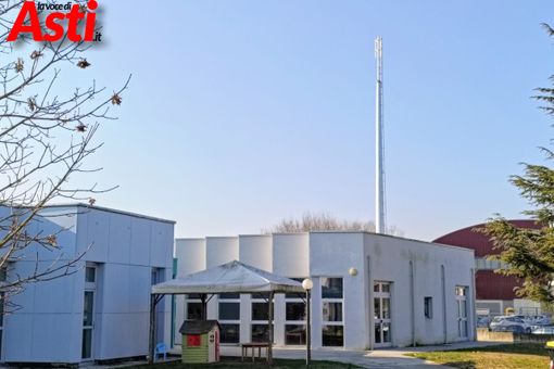 Le foto del traliccio nei pressi delle scuole (MerfePhoto) Le foto del traliccio nei pressi delle scuole (MerfePhoto)