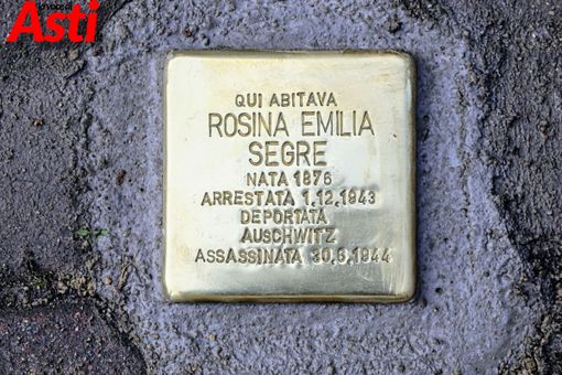 Pietra d'inciampo in piazza Martiri della Liberazione lato via De Gasperi (MerfePhoto) Pietra d'inciampo in piazza Martiri della Liberazione lato via De Gasperi (MerfePhoto)