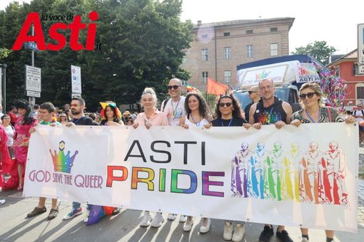 Il direttivo Asti Pride con La Pina, voce e volto noto di Radio Deejay, madrina della scorsa edizione del Pride (ph. Merfephoto - Efrem Zanchettin)