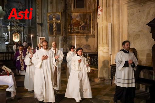 Mercoledì delle Ceneri, inizia la Quaresima: il vescovo Prastaro presiede la celebrazione in Cattedrale Mercoledì delle Ceneri, inizia la Quaresima: il vescovo Prastaro presiede la celebrazione in Cattedrale