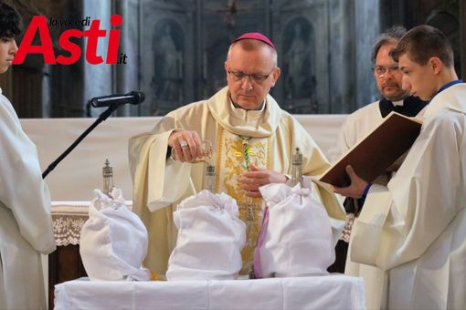 Monsignor Prastaro ritratto durante la celebrazione del Crisma (ph. Merfephoto - Efrem Zanchettin)