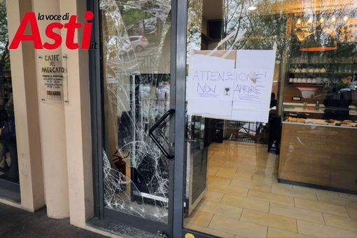 La vetrata del Caffè del Mercato presa di mira dai ladri - Ph. Merfephoto - Efrem Zanchettin