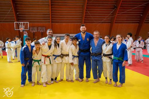 Foto di gruppo per i giovani atleti astigiani e i tecnici Lorenzo Aloise e Loris Valente