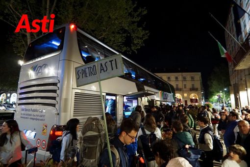 Le immagini della partenza, ieri sera, davanti alla Prefettura (Merphefoto) Le immagini della partenza, ieri sera, davanti alla Prefettura (Merphefoto)