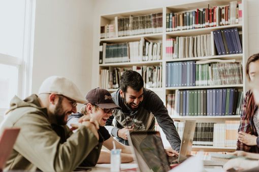 Dalla Lezione all’Apprendimento: Come gli Studenti Colmano il Divario tra Aula ed Esame