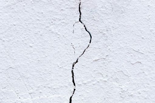 Come affrontare le crepe nei muri delle costruzioni: cause, diagnosi e soluzioni efficaci