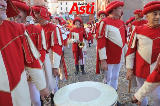 Il corteo straordinario del Palio per il 750° anniversario (Merphefoto) Il corteo straordinario del Palio per il 750° anniversario (Merphefoto)