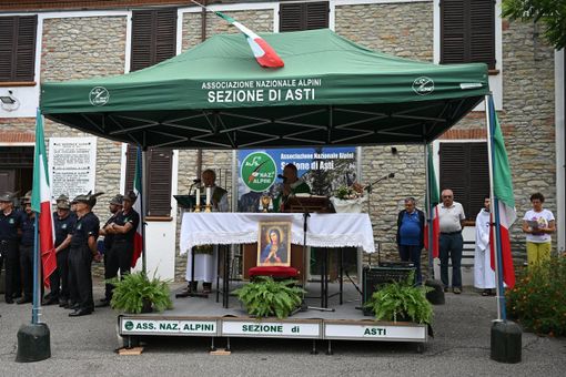 Un momento della funzione religiosa celebrata sul sagrato del santuario dei Caffi