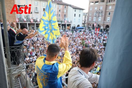I festeggiamenti del Don Bosco in Comune subito dopo la vittoria I festeggiamenti del Don Bosco in Comune subito dopo la vittoria