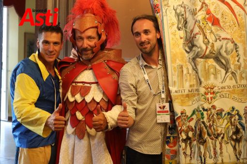 Il capitano del Palio tra fantino e rettore vincitore