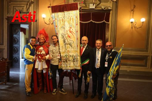 Il sindaco con i vincitori del Palio 2025 (Merphefoto) Il sindaco con i vincitori del Palio 2025 (Merphefoto)