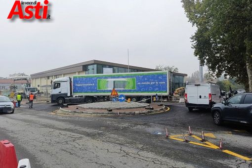 Un mezzo pesante impegnato nel transitare sulla nuova rotonda Un mezzo pesante impegnato nel transitare sulla nuova rotonda